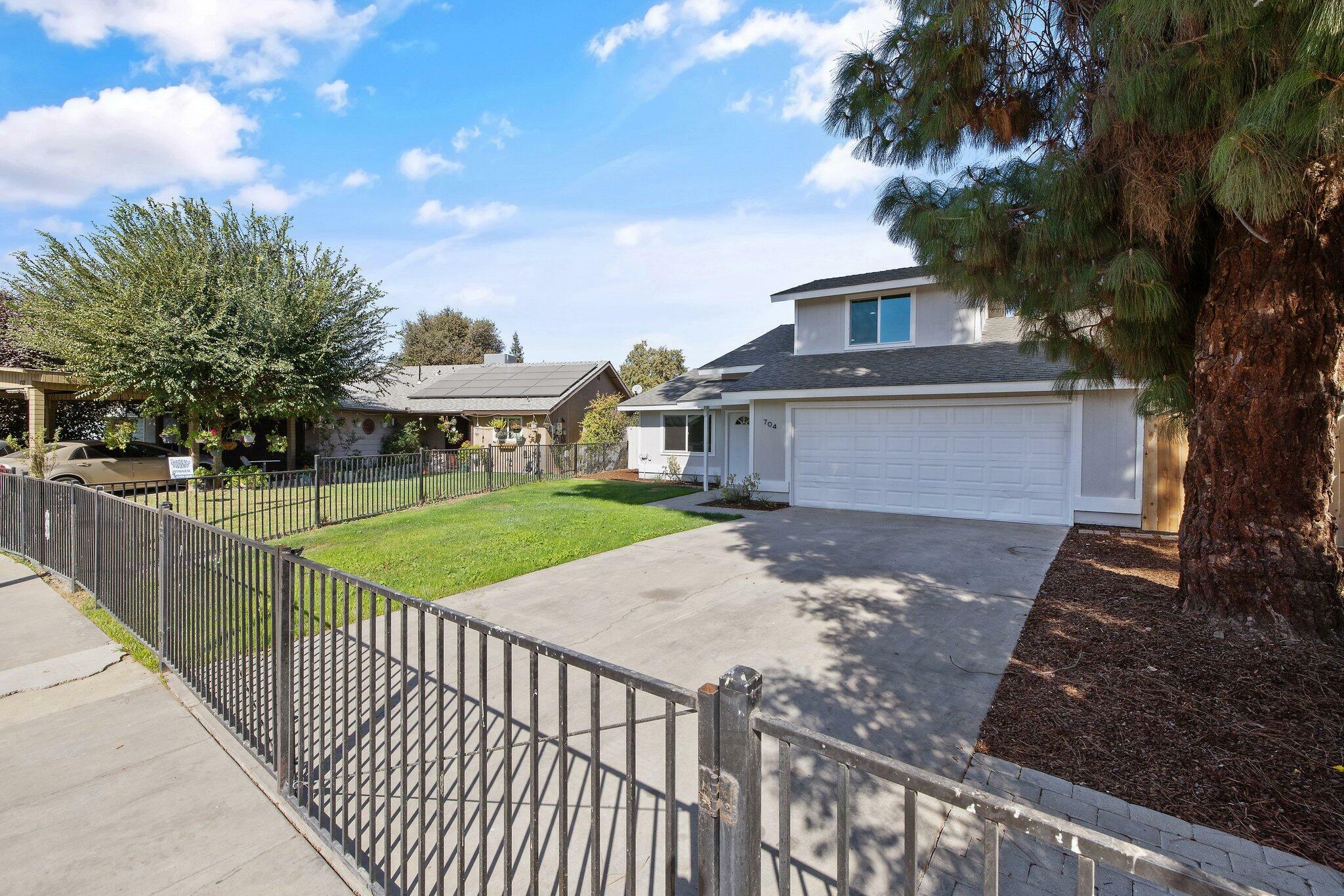 Property Photo:  704 W Robin Avenue  CA 93291 