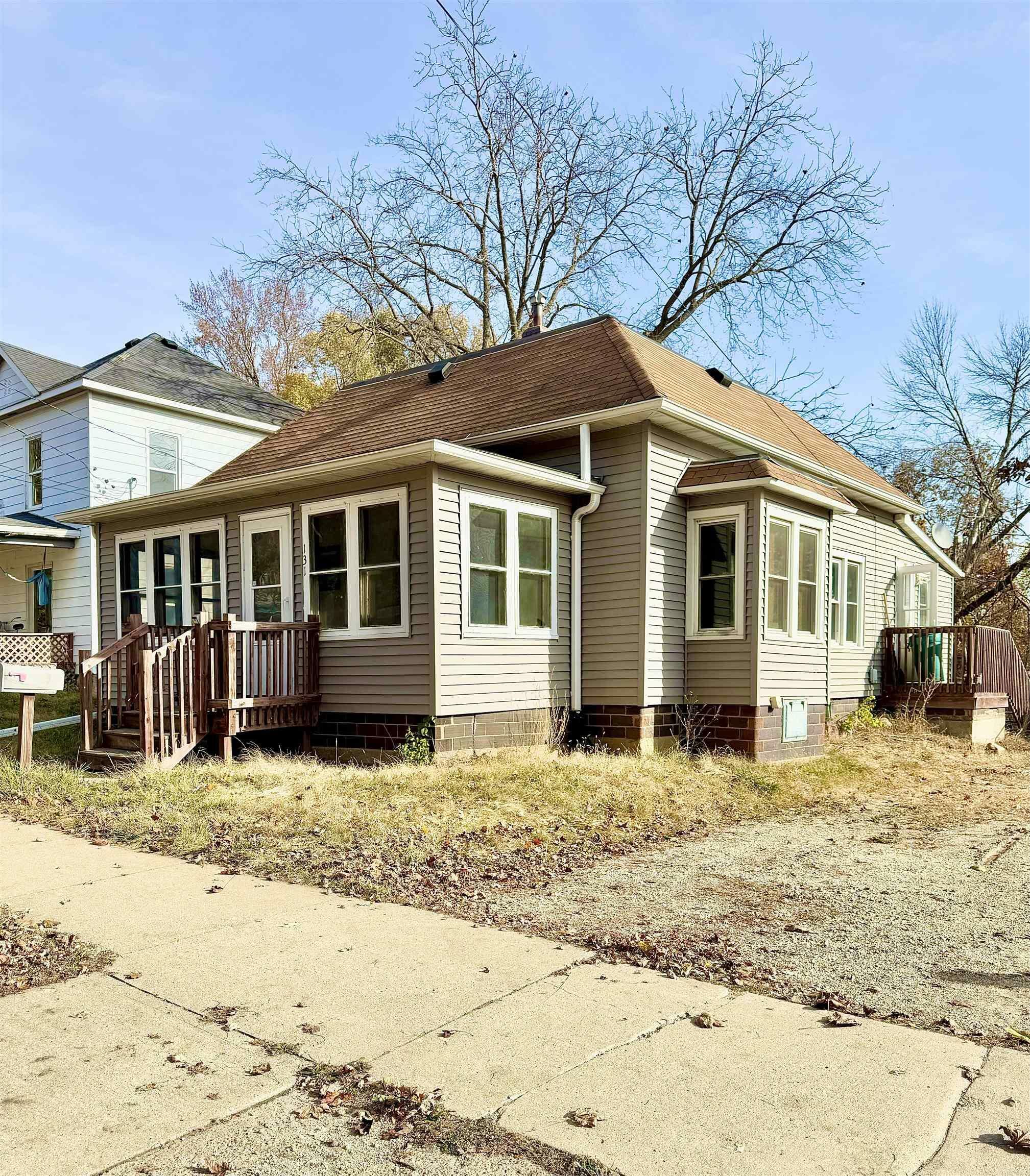 Property Photo:  131 1st Ave NW  IA 50662 