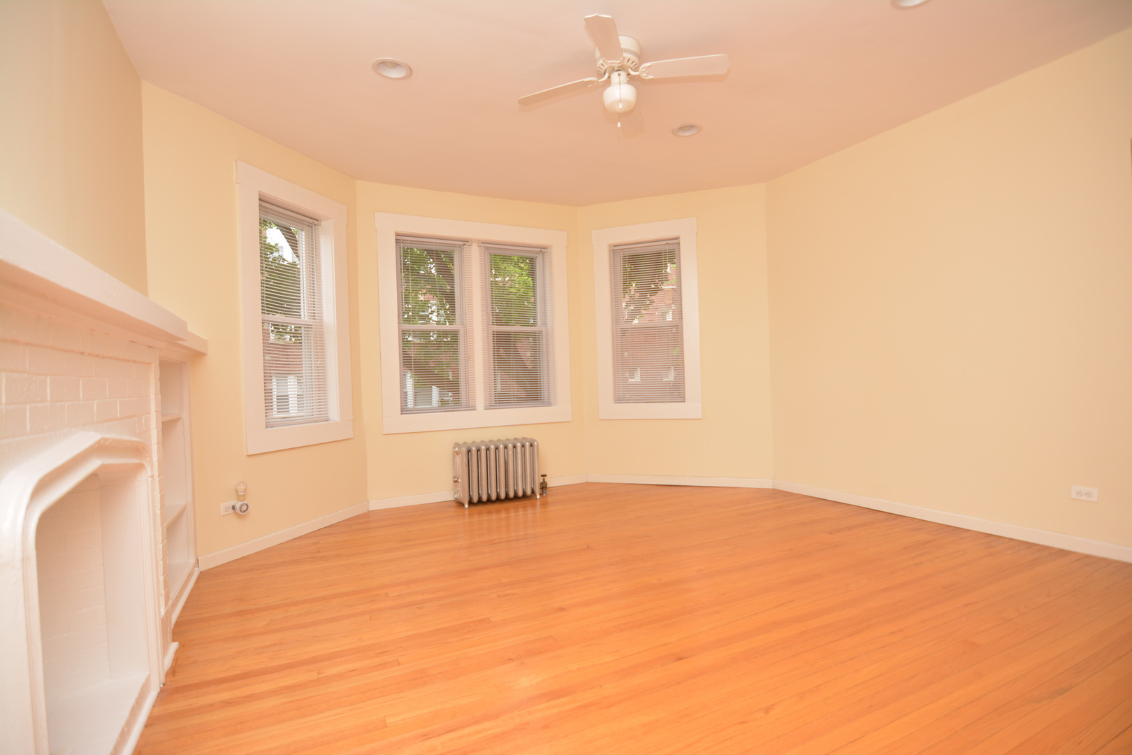 Property Photo:  3452 W Ainslie Street 1  IL 60625 