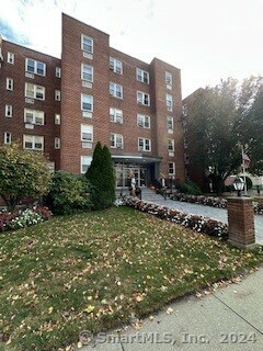 Property Photo:  39 Glenbrook Road Apt 2F  CT 06902 