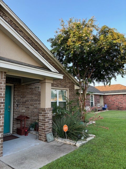 Property Photo:  204 Durie Drive  TX 76706 