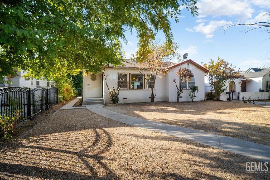 Property Photo: 211 Jefferson Street CA 93305