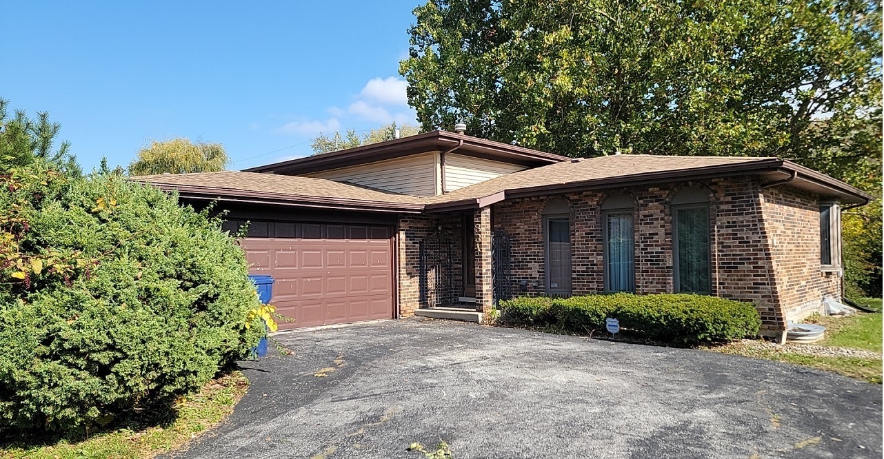 Property Photo:  831 Violet Lane  IL 60443 