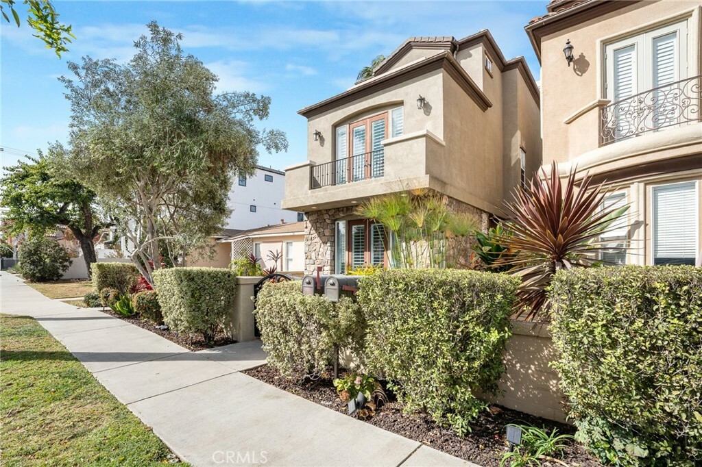 Property Photo:  613 12th Street  CA 92648 