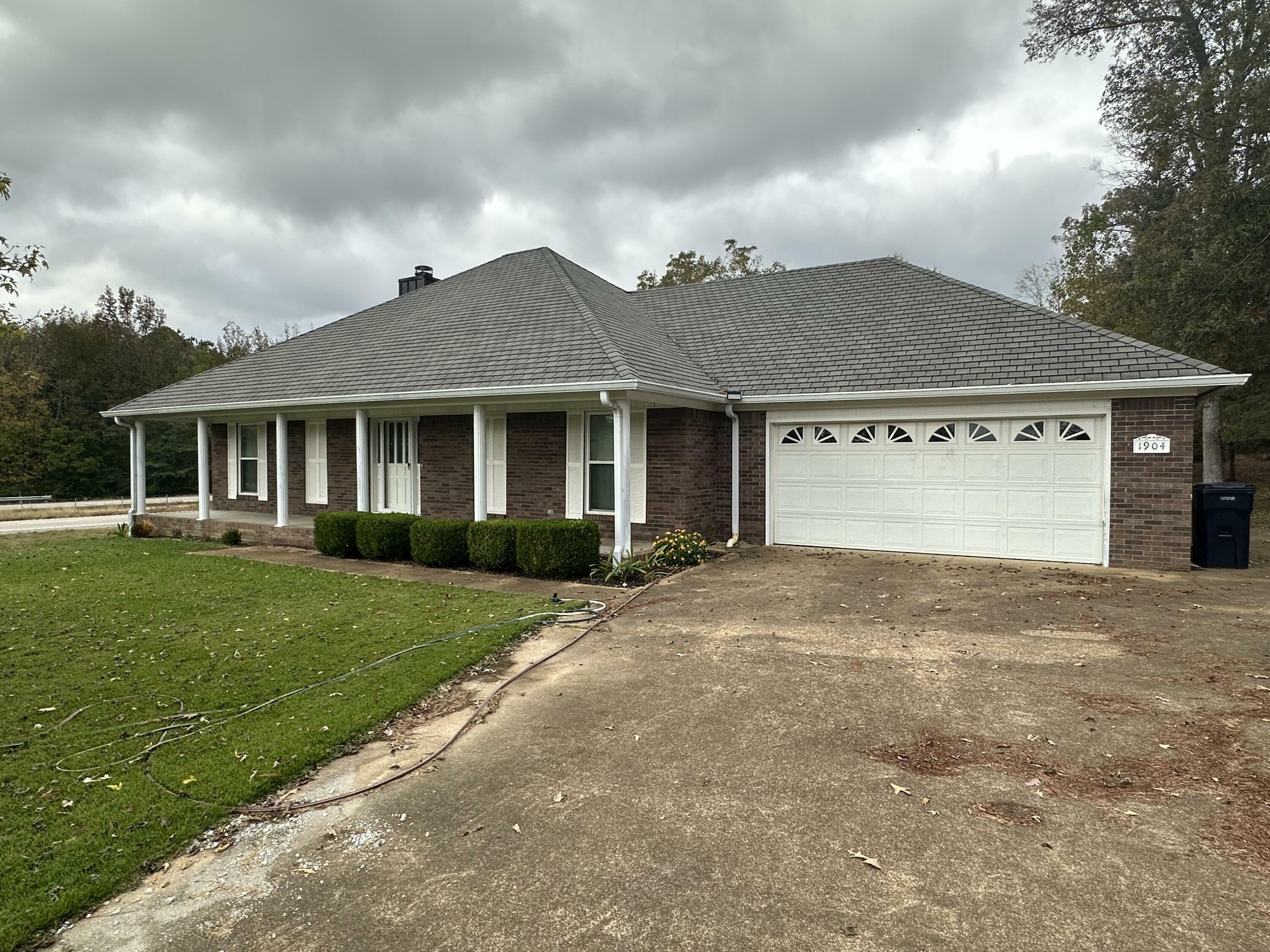 Property Photo:  1904 W Linden St.  MS 38834 