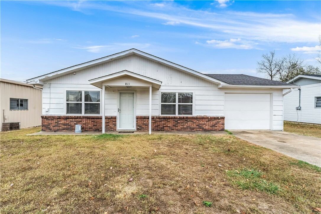 Property Photo:  813 S Carl Street  AR 72761 