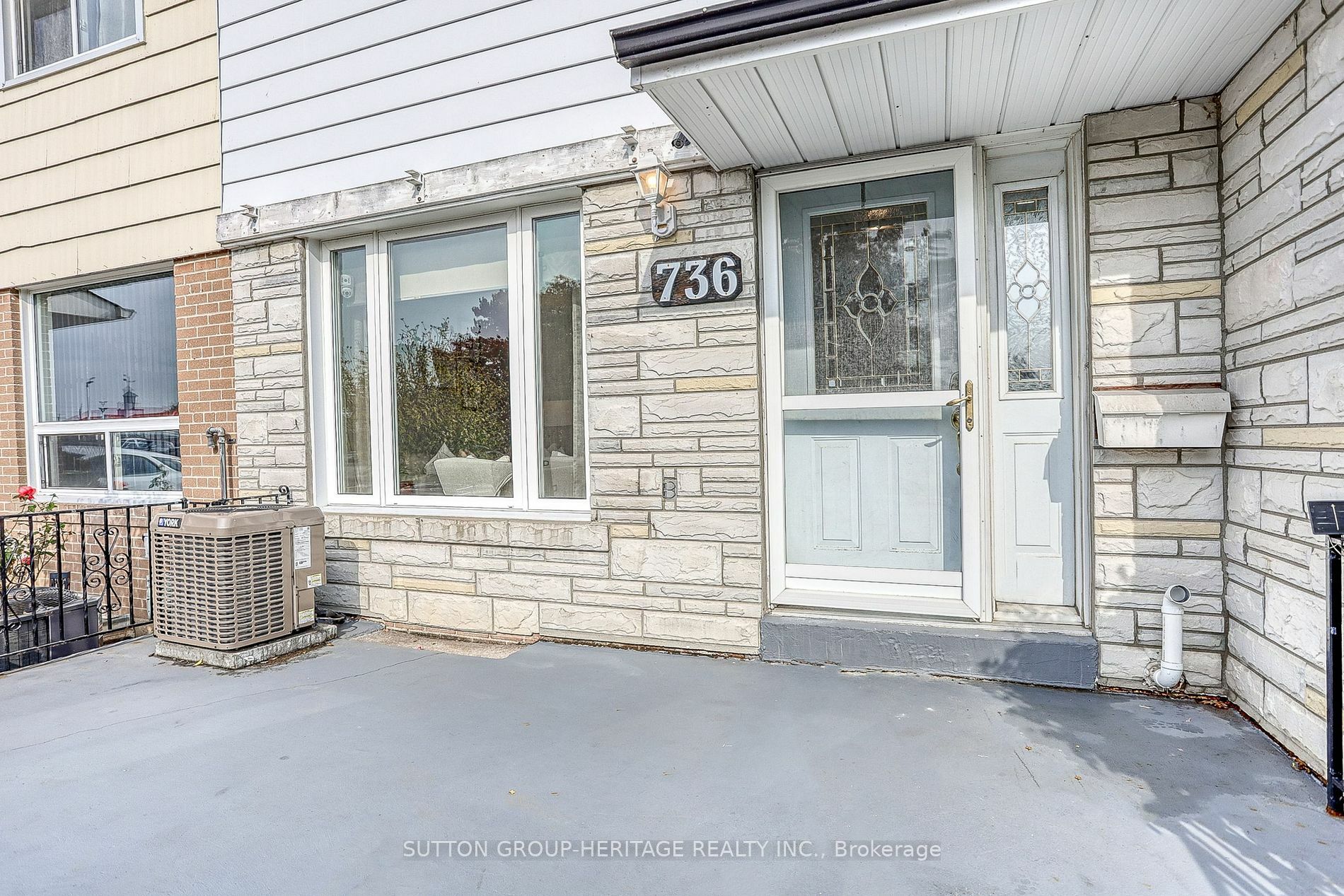 736 Krosno Blvd  Pickering ON L1W 1G3 photo