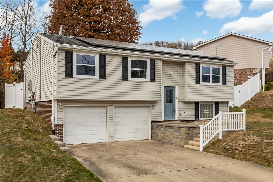 Property Photo:  136 Penn Crest Circle  PA 15131 