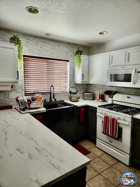 Property Photo:  606   Kitty Hawk Dr  CA 92251 