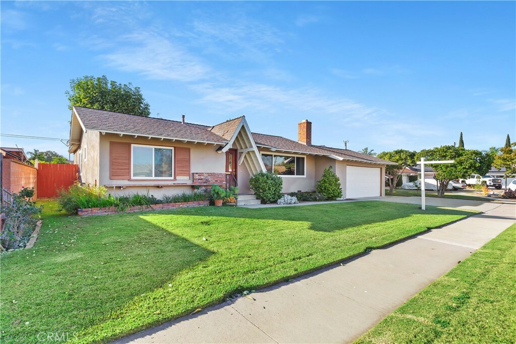 Property Photo:  813 S Westvale Drive  CA 92804 