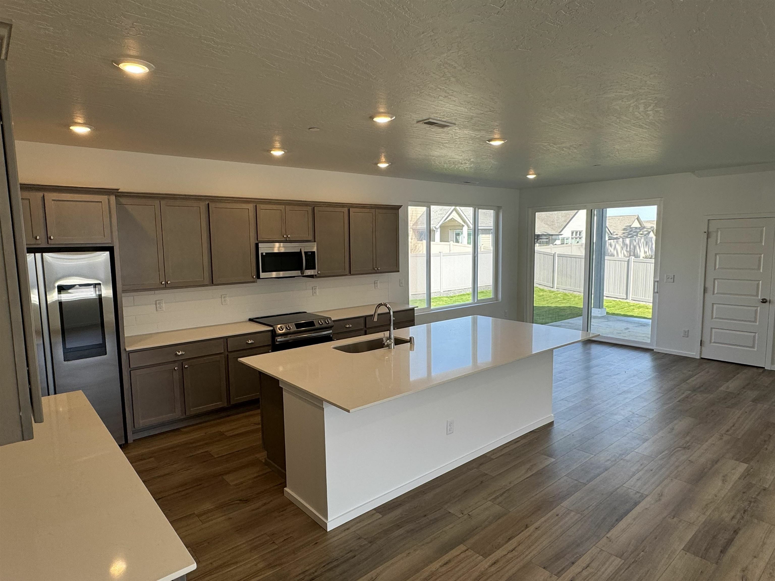 Property Photo: 7090 S Boulder Ridge Dr WA 99224