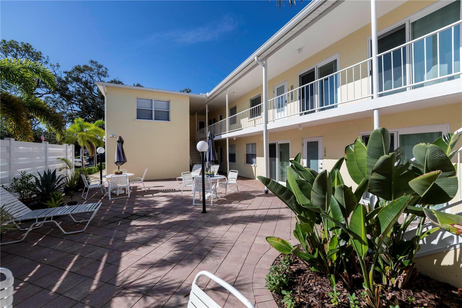 Property Photo:  700 W Venice Avenue 201  FL 34285 