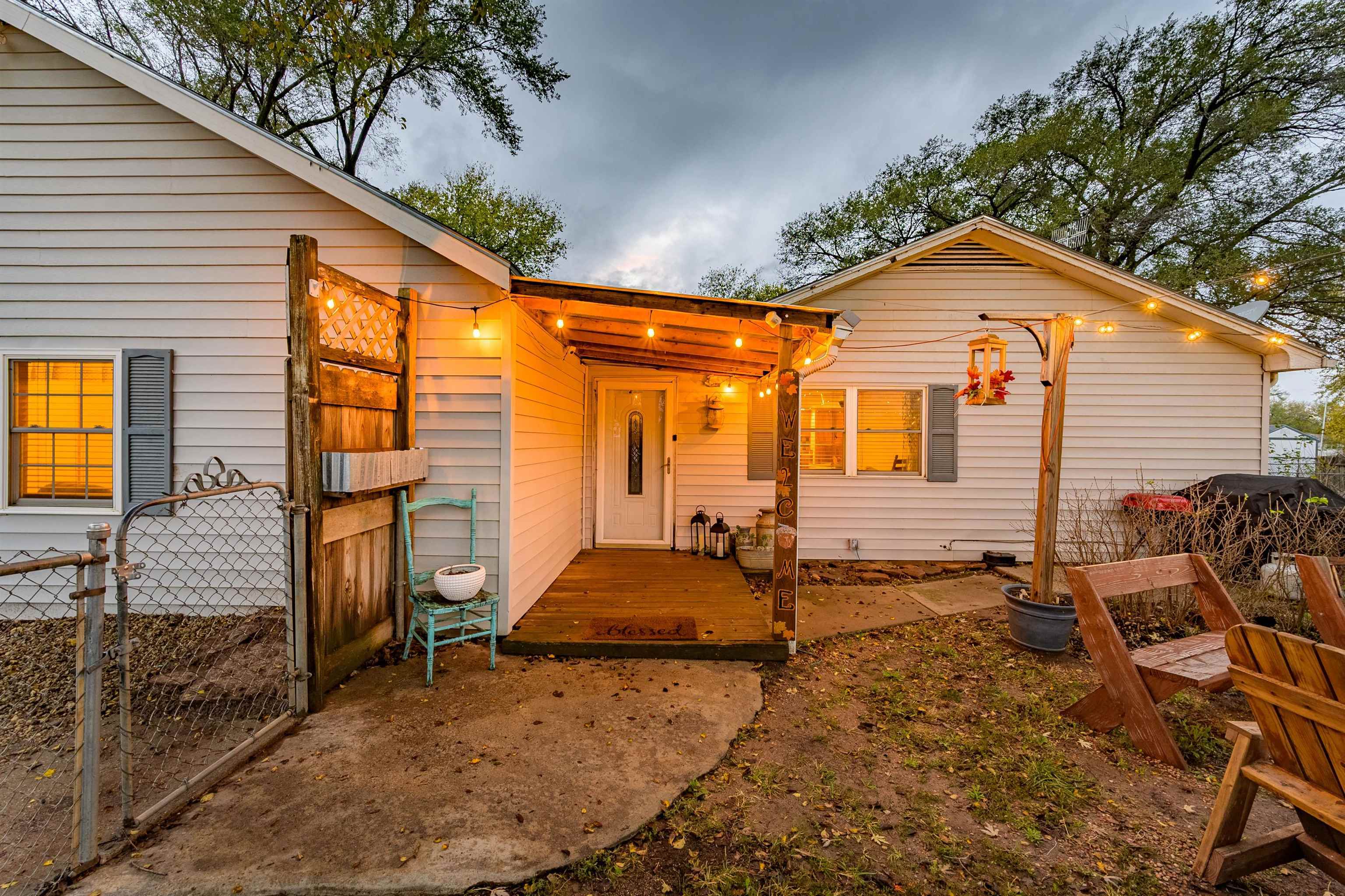 Property Photo:  1405 N Webb Rd  KS 67110-8052 