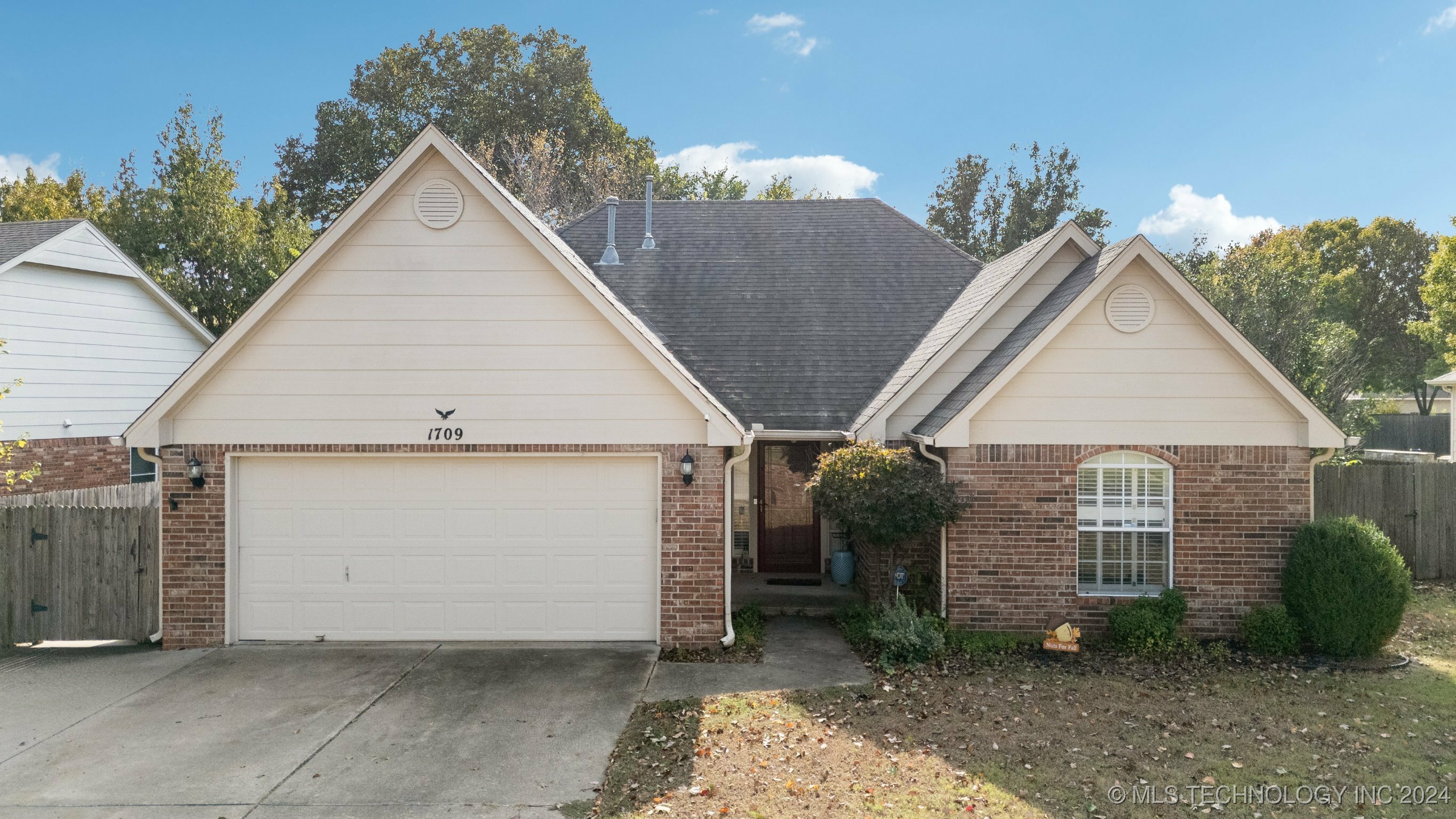 Property Photo:  1709 W Broadway Street  OK 74012 