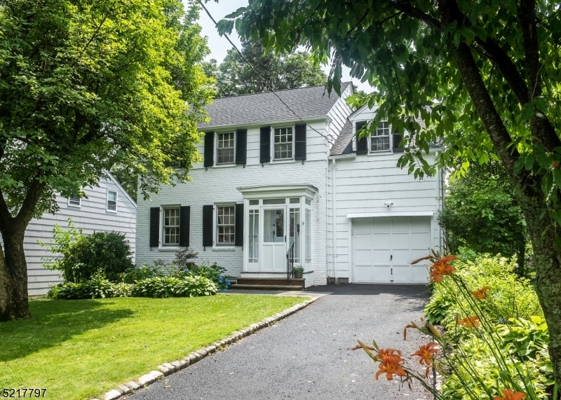 Property Photo:  5 Carleton Ct  NJ 07040 