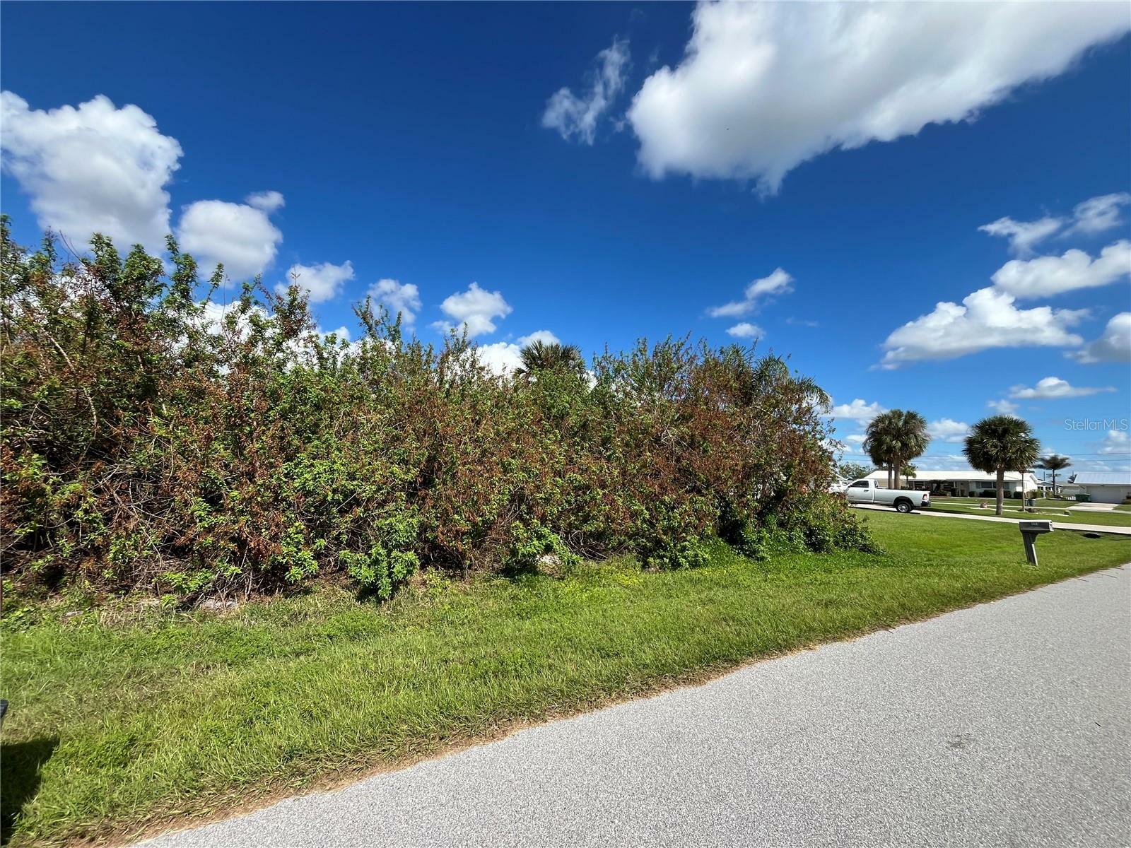 Property Photo:  520 Fenton Avenue NW  FL 33952 