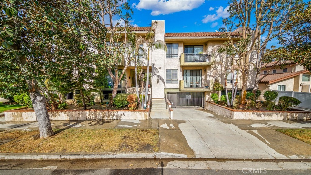 Property Photo:  14247 Riverside Drive 203  CA 91423 