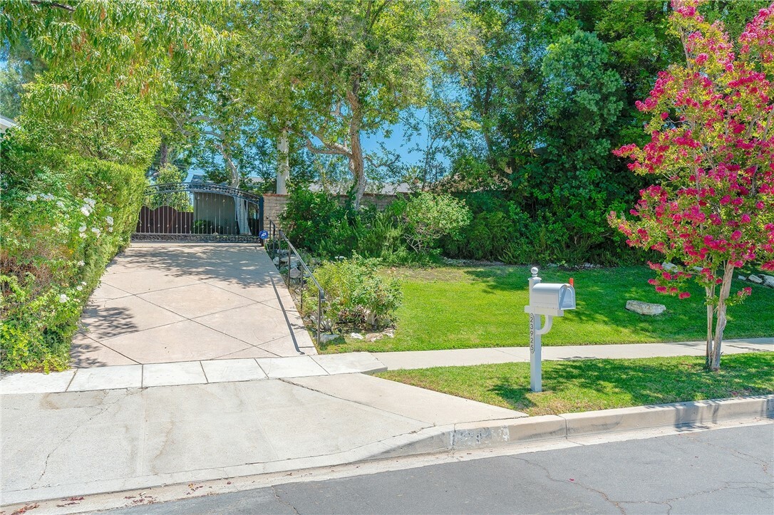 Property Photo:  23925 Crosson Drive  CA 91367 