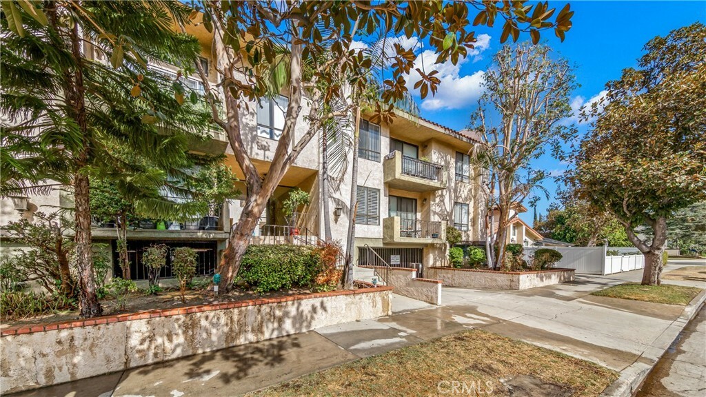 Property Photo:  14247 Riverside Drive 203  CA 91423 