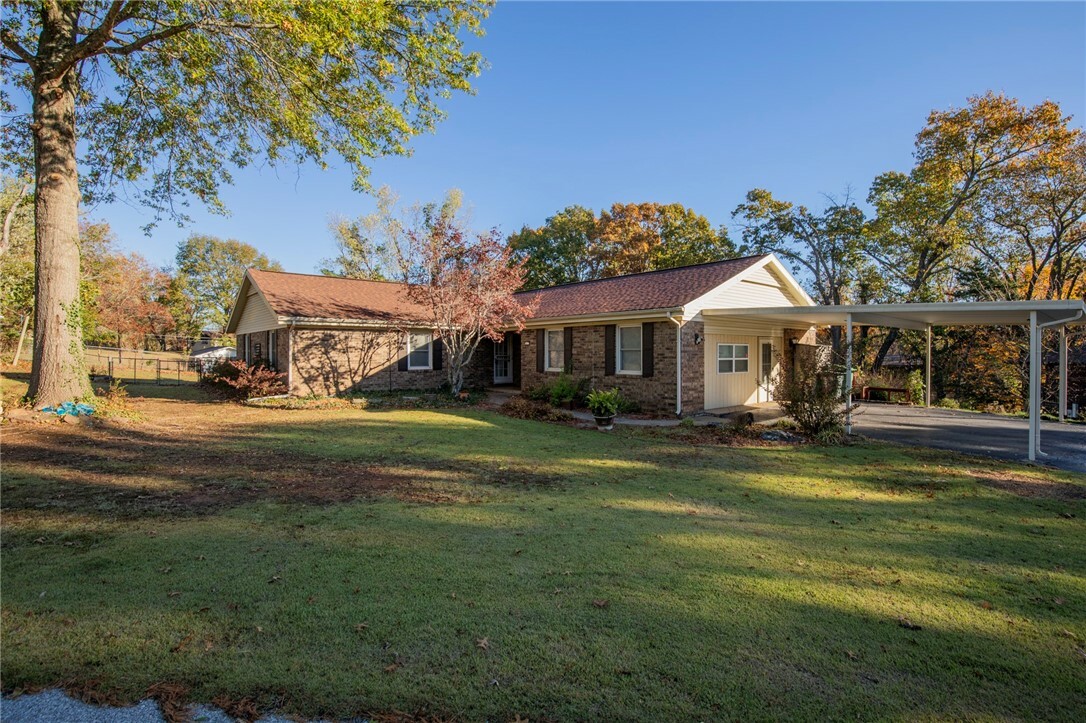 Property Photo:  817 S Summit Drive  AR 72756 