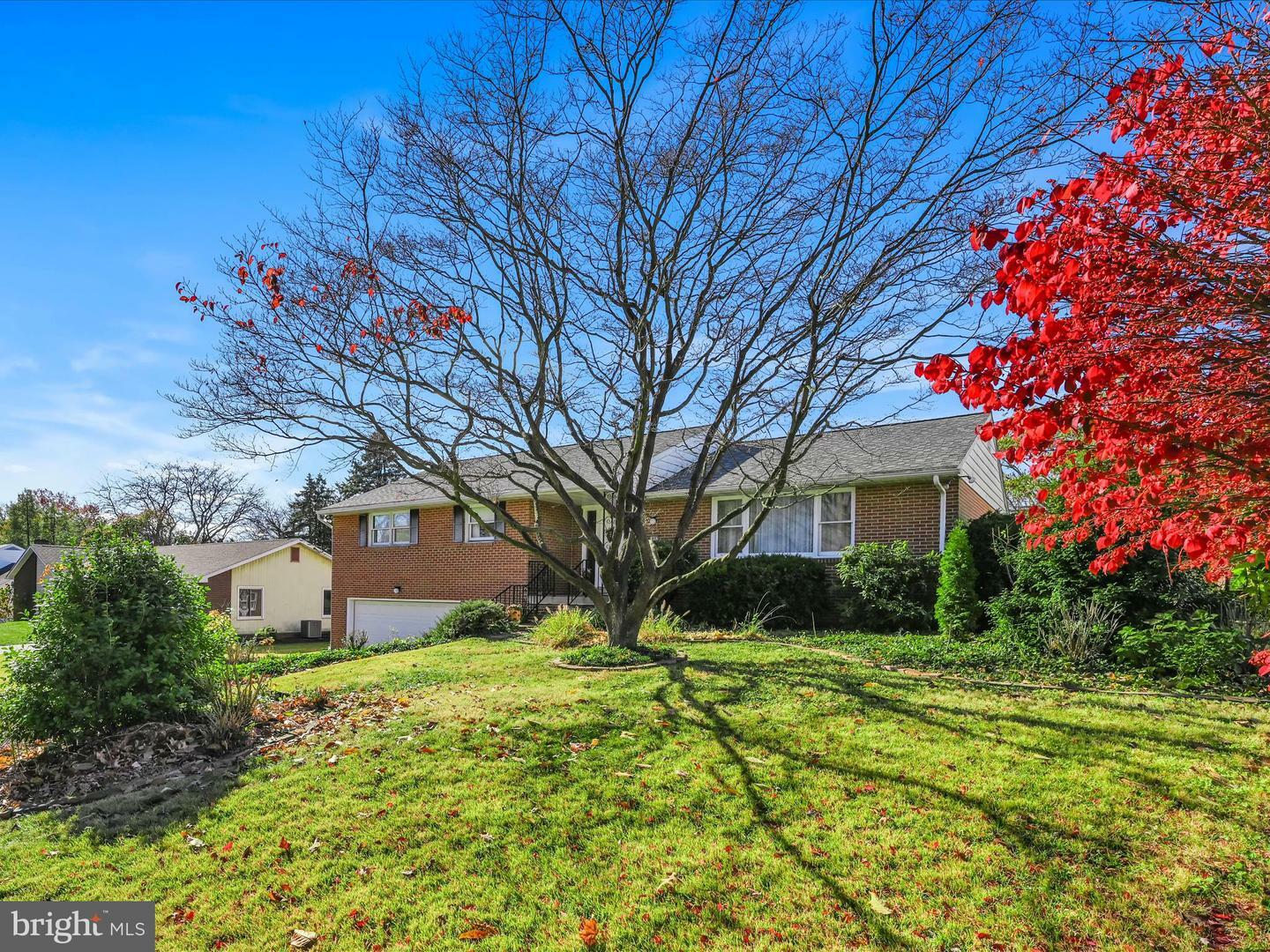 Property Photo:  1807 Larchmont Lane  PA 17601 