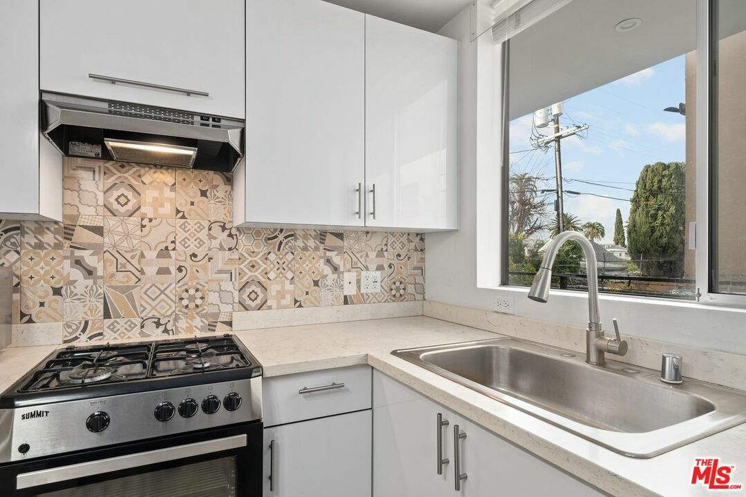 Property Photo:  1183 Crenshaw Blvd 203  CA 90019 