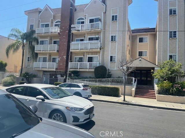 Property Photo:  5135 Zelzah Avenue 202  CA 91316 