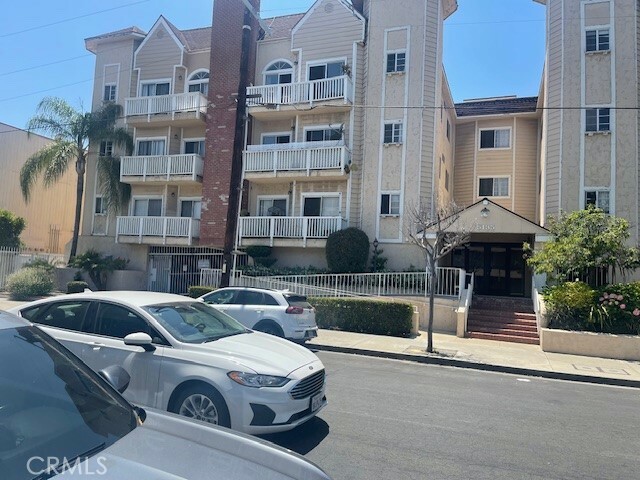 Property Photo:  5135 Zelzah Avenue 202  CA 91316 