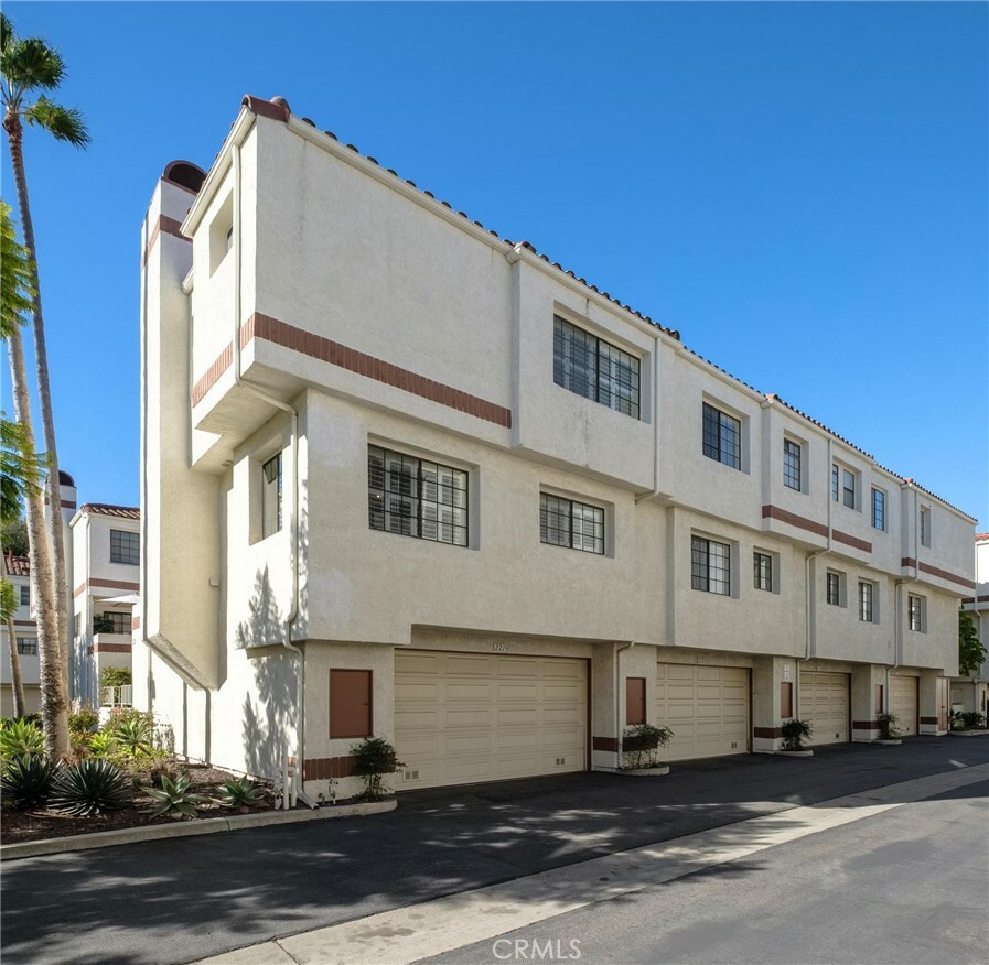 Property Photo:  2971 Plaza Del Amo 221  CA 90503 