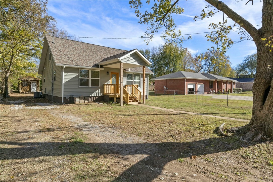 Property Photo:  304 N West Avenue  AR 72744 