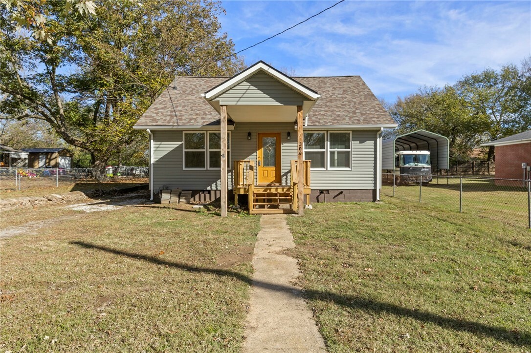 Property Photo:  304 N West Avenue  AR 72744 