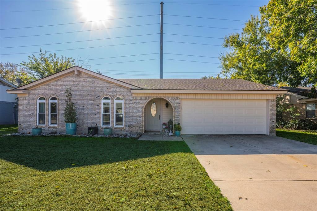 Property Photo:  916 Springdale Road  TX 76021 