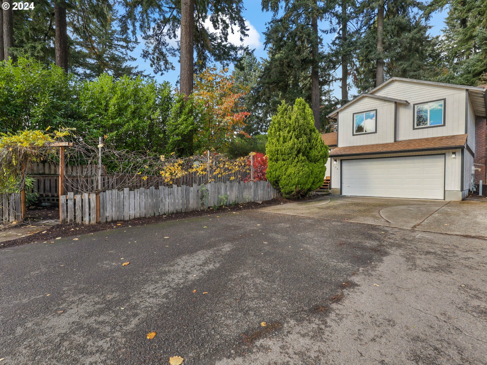 Property Photo:  136 SE 151st Ave  OR 97233 