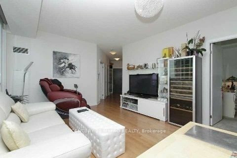 Property Photo:  18 Harbour St 3105  ON M5J 2Z6 