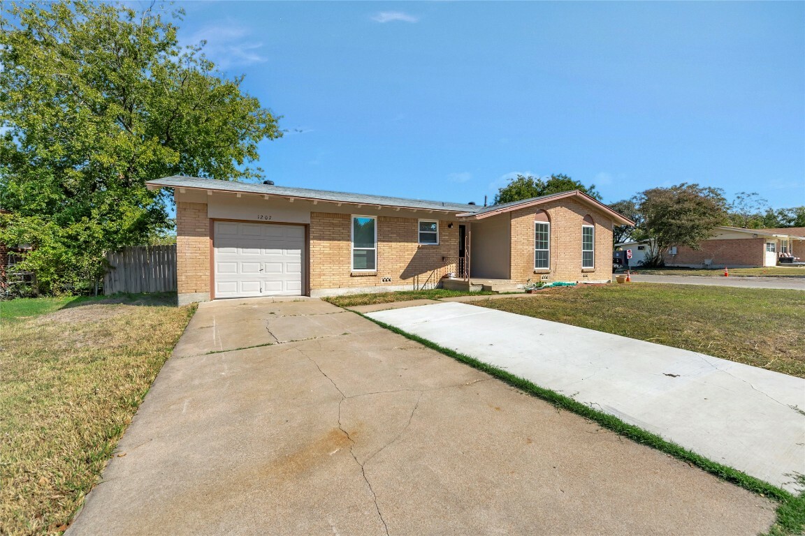 Property Photo:  1207 E Robertson Avenue  TX 76522 