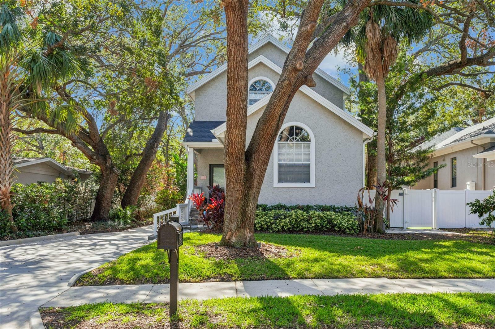 Property Photo: 4628 W Longfellow Avenue 1/2 FL 33629