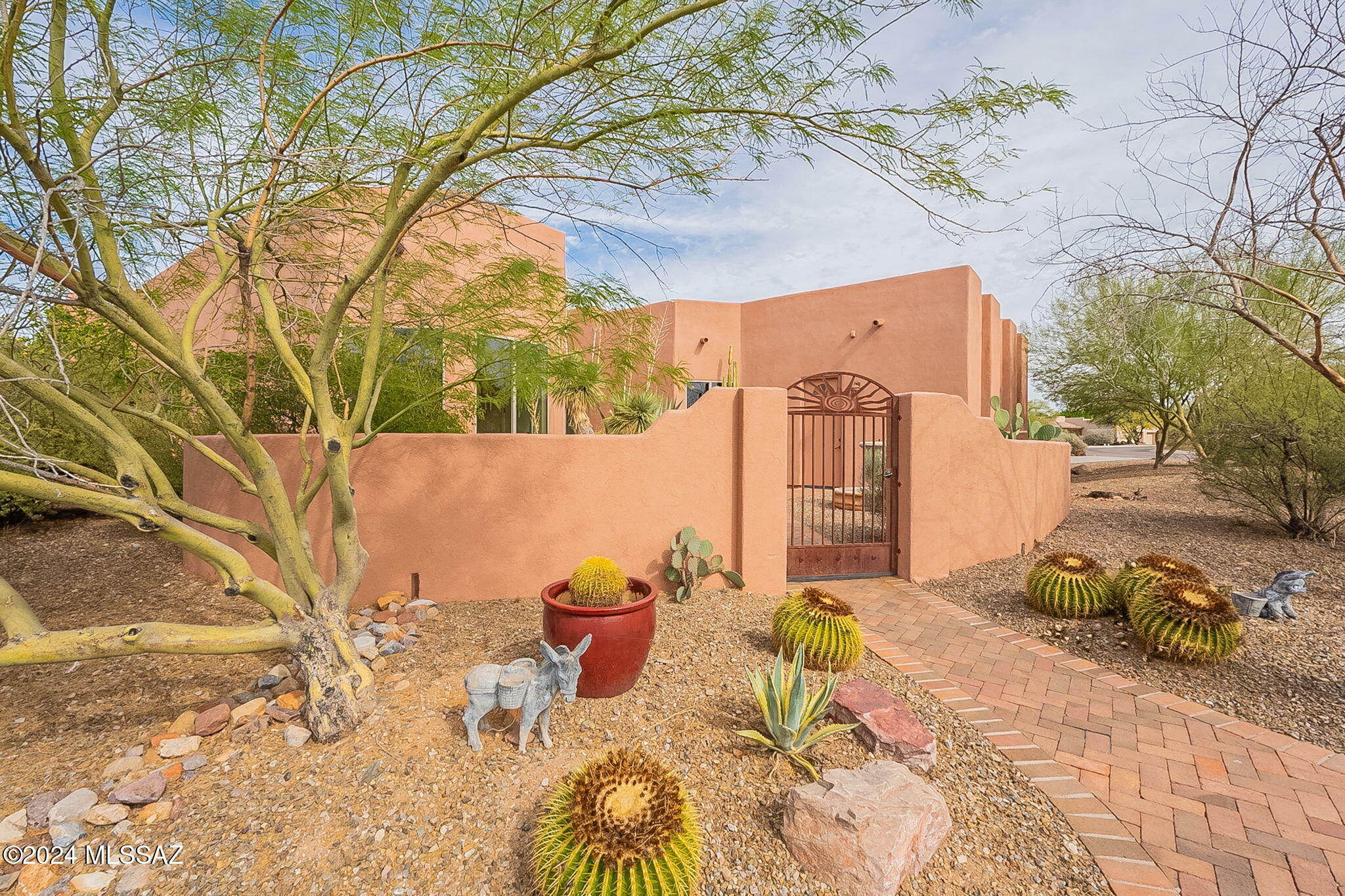 Property Photo:  851 E Florida Saddle Court  AZ 85614 