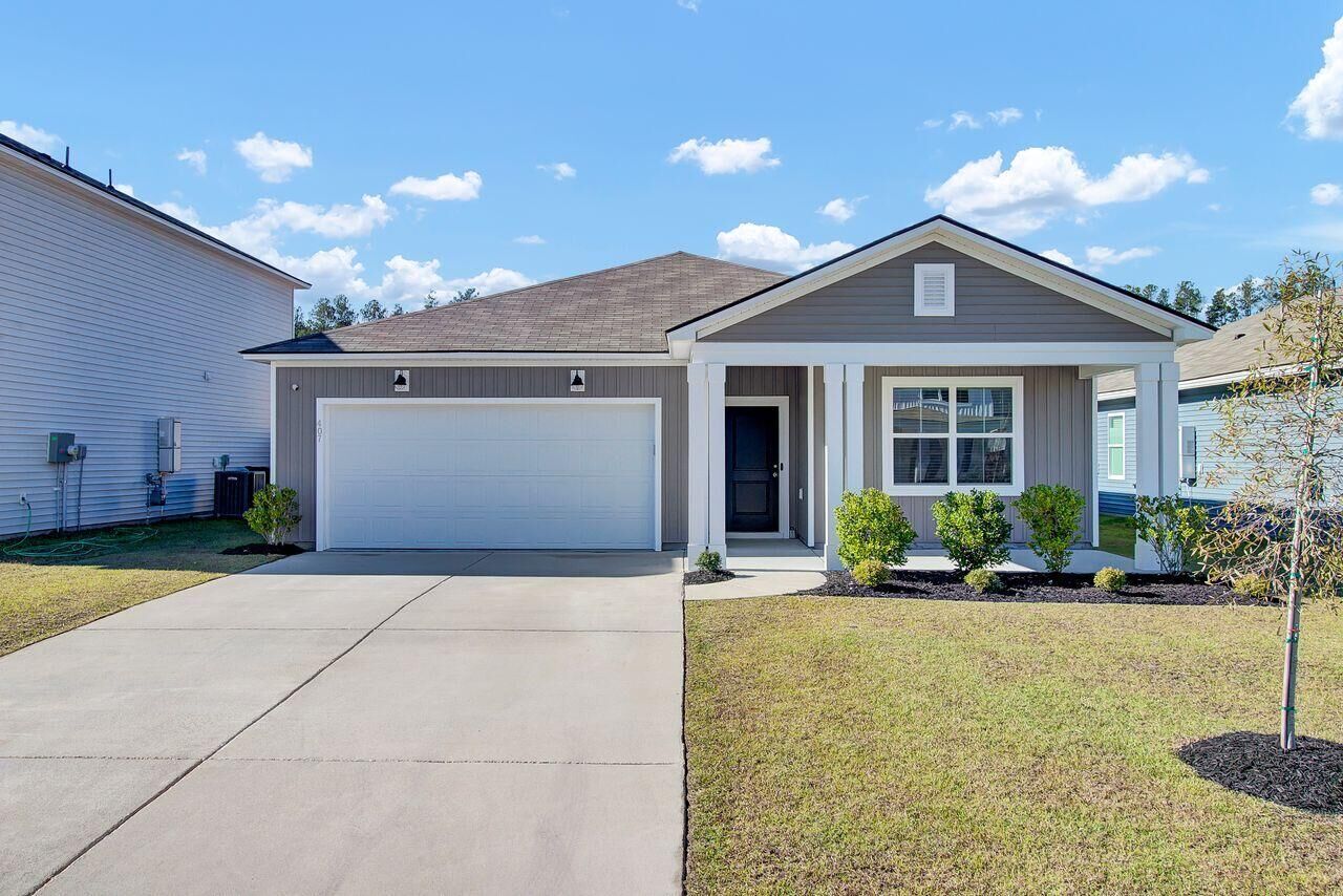 Property Photo: 407 Hampstead Court SC 29486