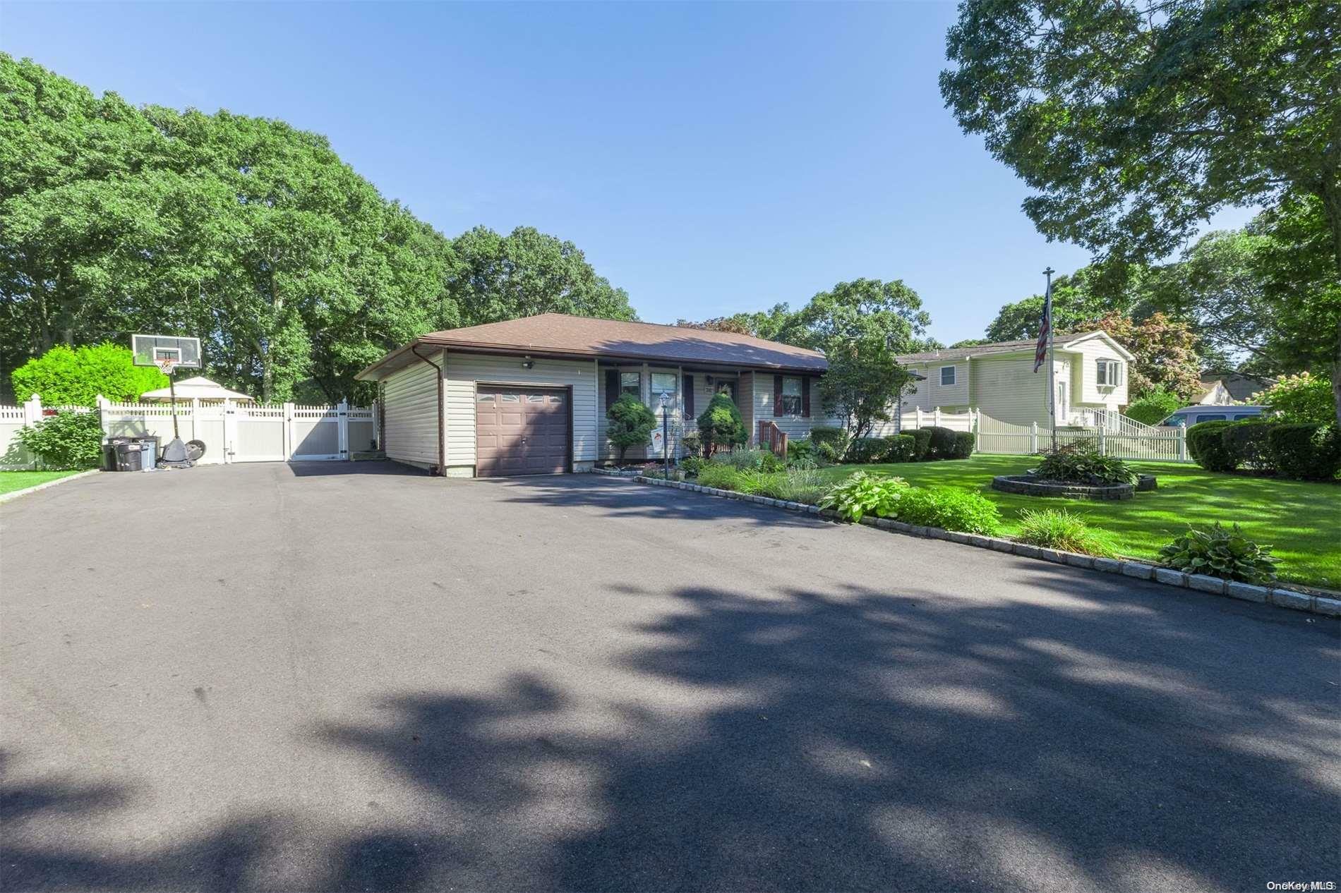 Property Photo:  392 Boxwood Drive  NY 11967 