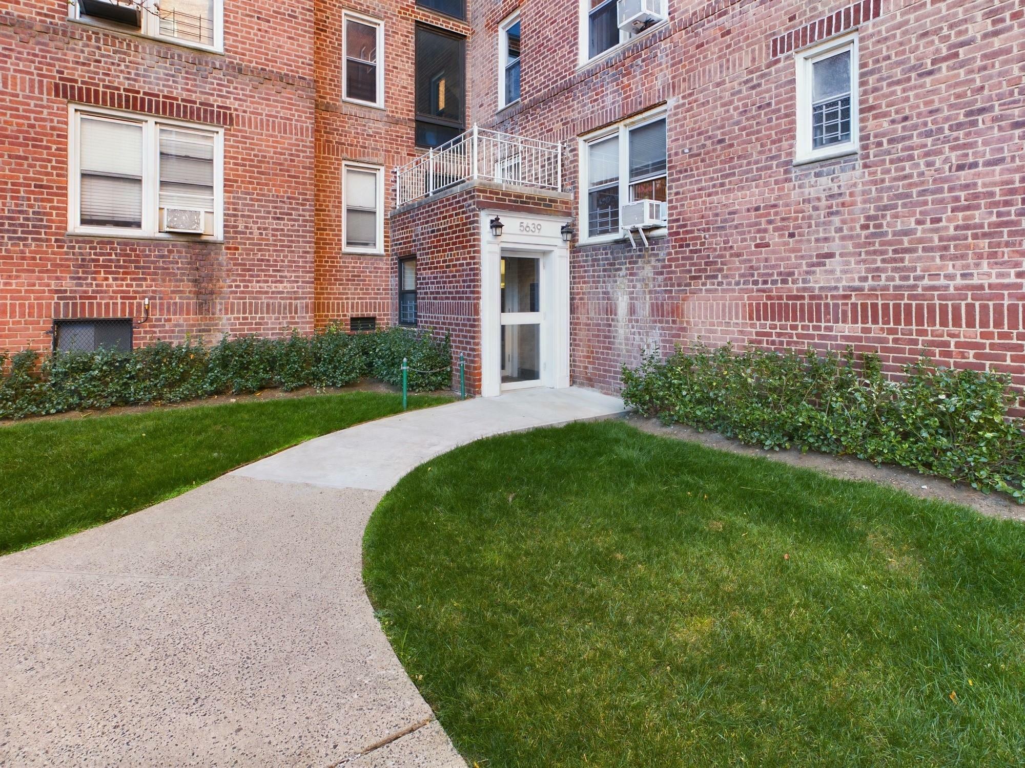 Property Photo: 5639 Netherland Avenue 6B NY 10471