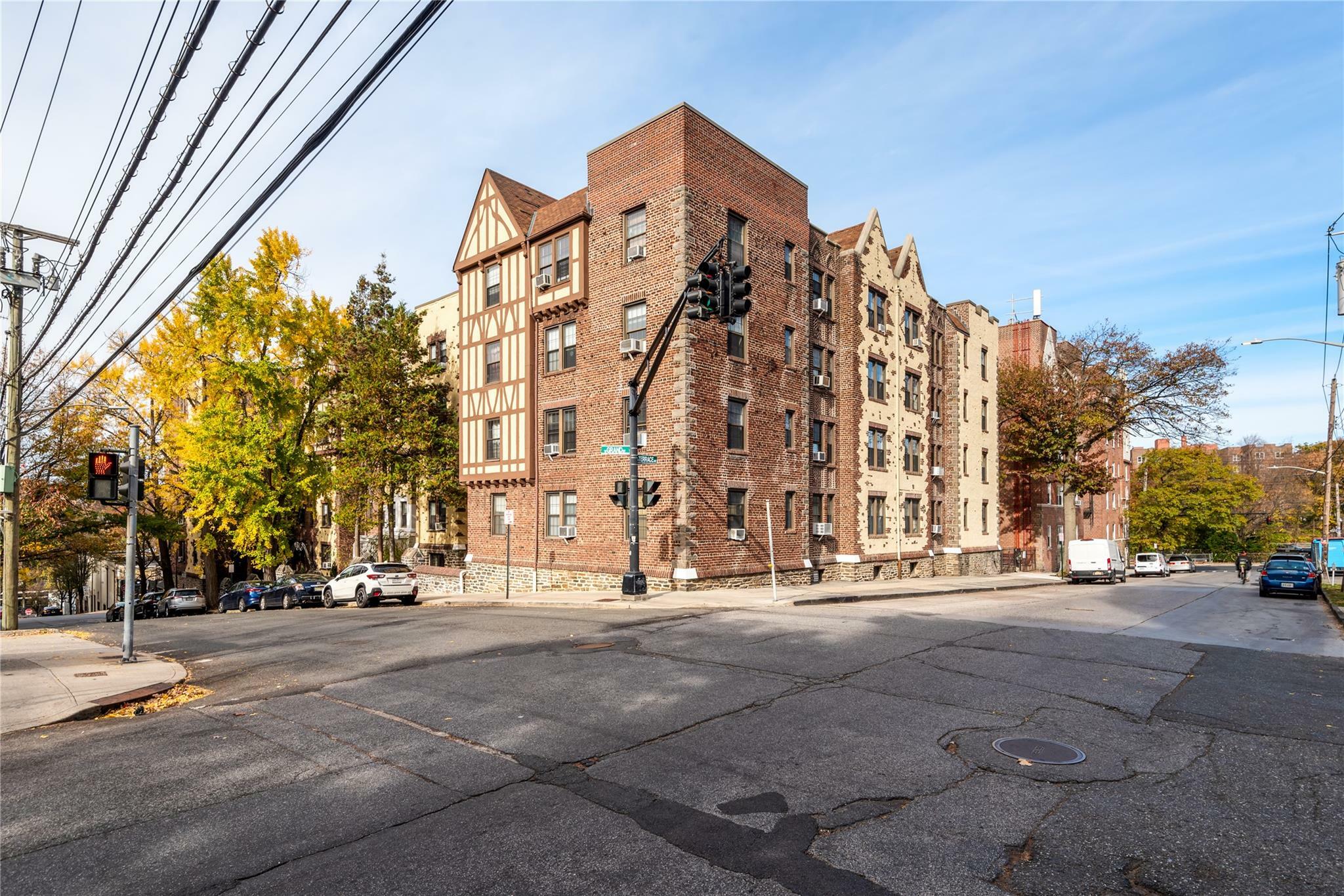 Property Photo:  61 West Grand Street 2G  NY 10552 