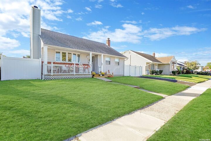 15 E Hampton Road  Lindenhurst NY 11757 photo