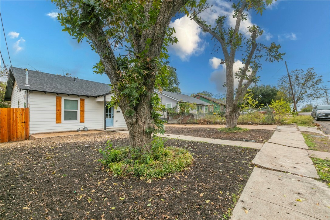 Property Photo:  2208 Gurley Avenue  TX 76706 