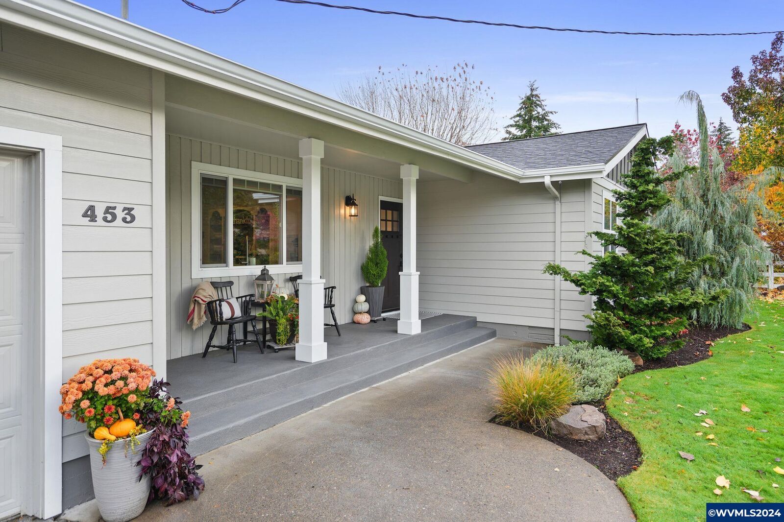 Property Photo: 453 W Burnett St OR 97383