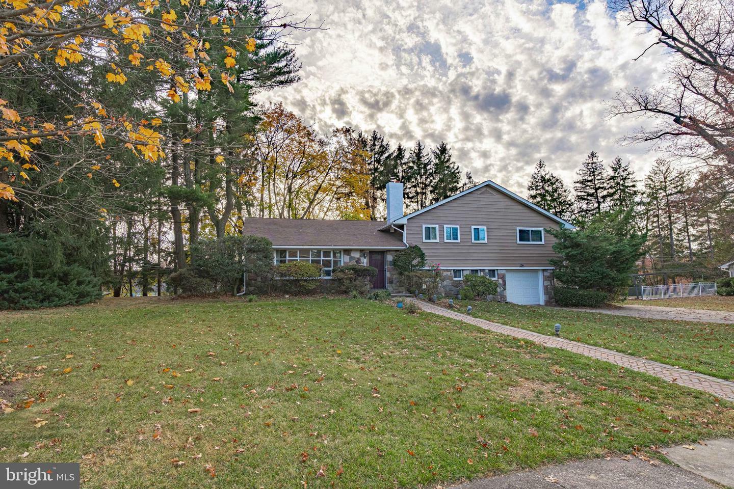 Property Photo:  1421 Redwood Lane  PA 19095 