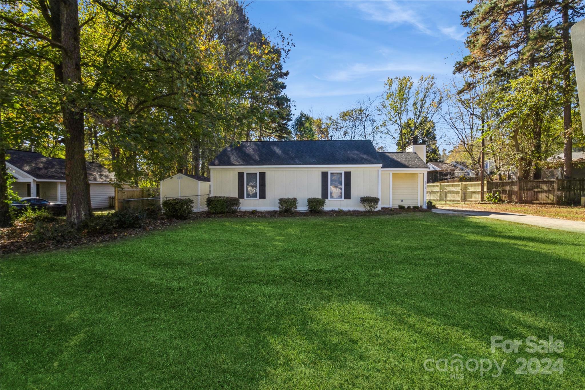 Property Photo:  6010 Woodthrush Drive  NC 28227 