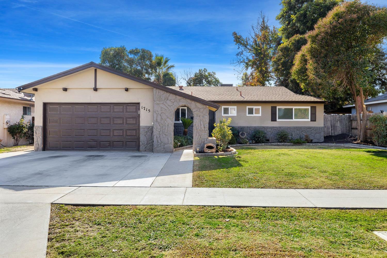 Property Photo:  1715 E Menlo Avenue  CA 93710 