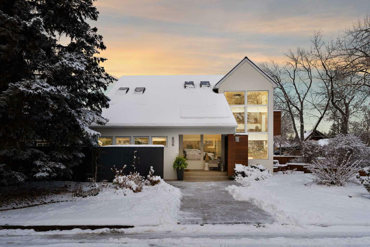 Property Photo:  606 Alexander Crescent NW  AB T2M 4T3 