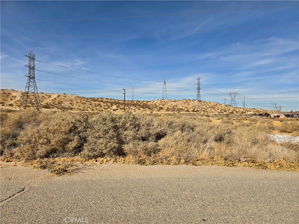 Property Photo:  16692 Haver Hill St 0395-011-37-0000  CA 92394 