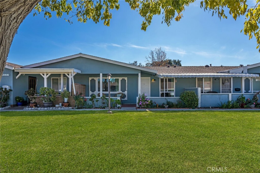 Property Photo:  19221 Avenue Of The Oaks B  CA 91321 